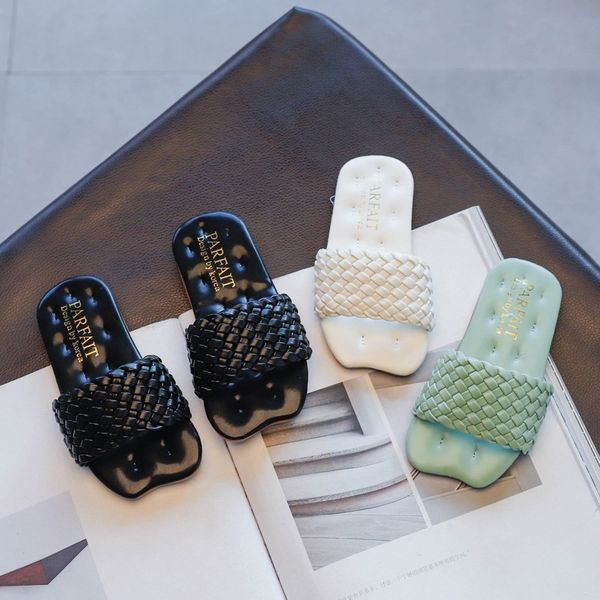 Moderne dječje papuče s ravnim potplatom