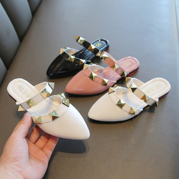 Dječje špicaste papuče s metalnim elementima