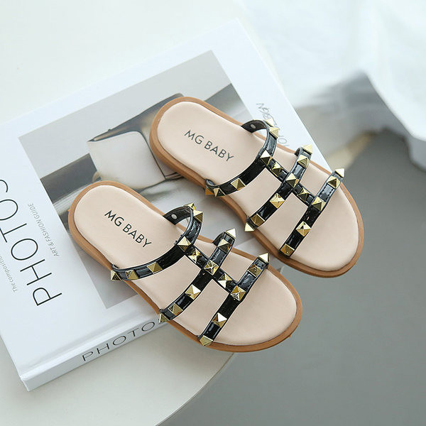 Moderne dječje papuče sa zakovicama