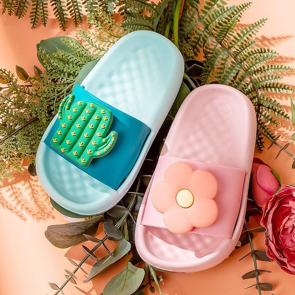 Ležerne dječje papuče s 3D elementima