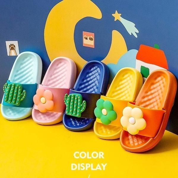 Ležerne dječje papuče s 3D elementima