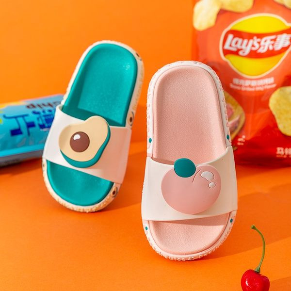 Dječje papuče s ravnim potplatom i 3D elementima