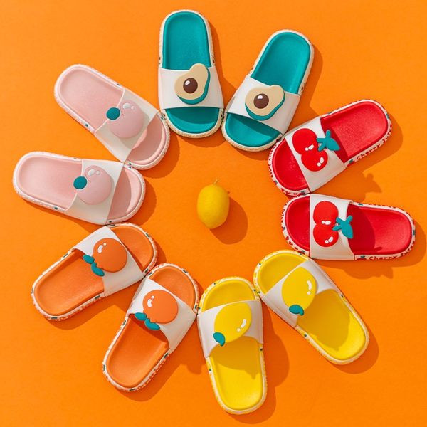 Dječje papuče s ravnim potplatom i 3D elementima