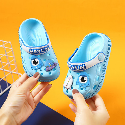 Dječje crocsice sa šarenim ukrasima i mekanim potplatom