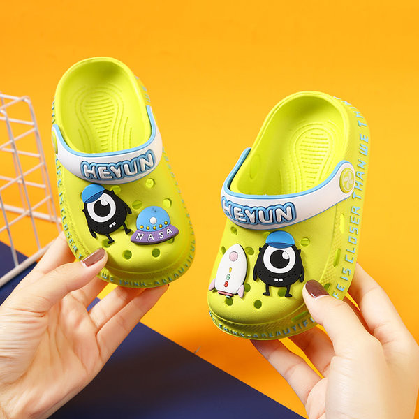 Dječje crocsice sa šarenim ukrasima i mekanim potplatom