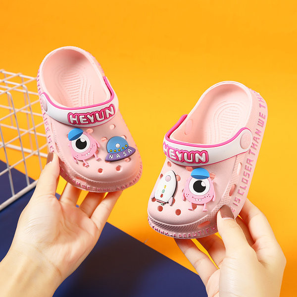 Dječje crocsice sa šarenim ukrasima i mekanim potplatom