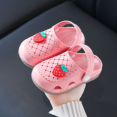 Παιδικές παντόφλες crox με απλικέ φράουλα
