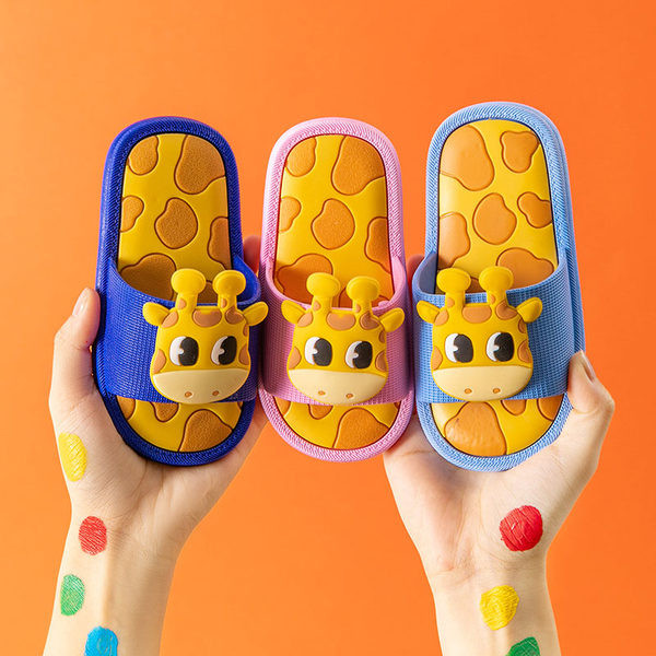 Детски гумени чехли с апликация жираф