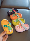 Laste kummikroksid kirjade ja aplikatsiooniga