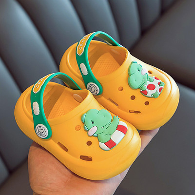 Laste kummikroksid kirjade ja aplikatsiooniga