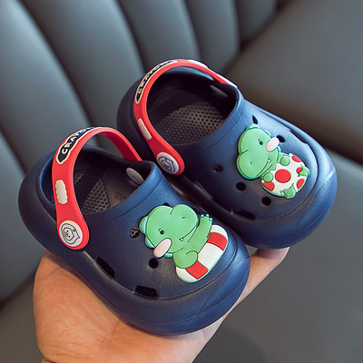 Laste kummikroksid kirjade ja aplikatsiooniga