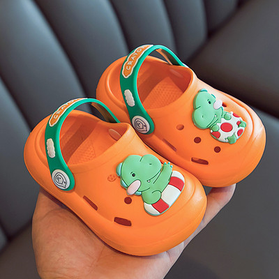 Laste kummikroksid kirjade ja aplikatsiooniga