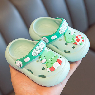 Laste kummikroksid kirjade ja aplikatsiooniga