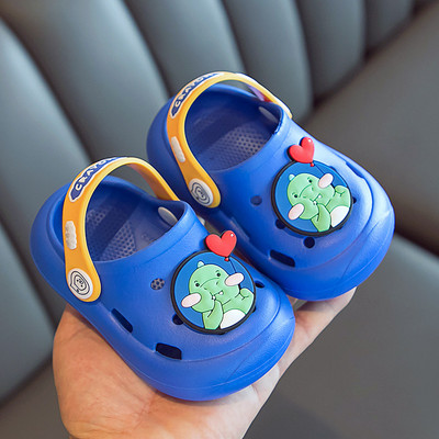 Laste kummikroksid kirjade ja aplikatsiooniga