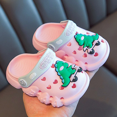 Laste kummikroksid kirjade ja aplikatsiooniga