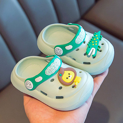 Laste kummikroksid kirjade ja aplikatsiooniga