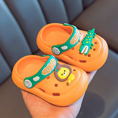 Laste kummikroksid kirjade ja aplikatsiooniga