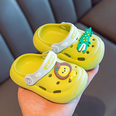 Laste kummikroksid kirjade ja aplikatsiooniga