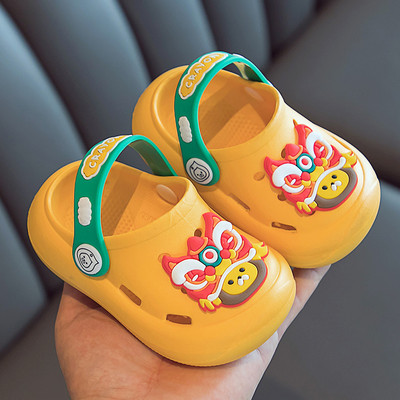 Laste kummikroksid kirjade ja aplikatsiooniga