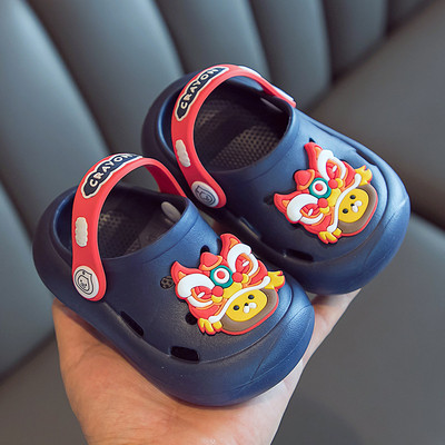 Laste kummikroksid kirjade ja aplikatsiooniga