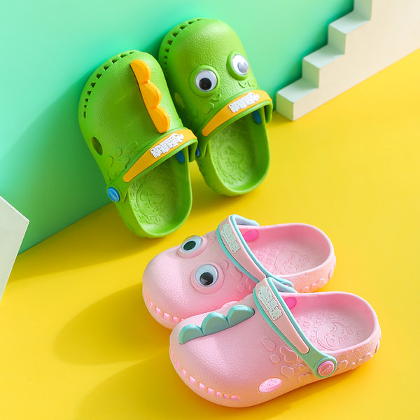 Гумени детски чехли с равна подметка и 3D елементи