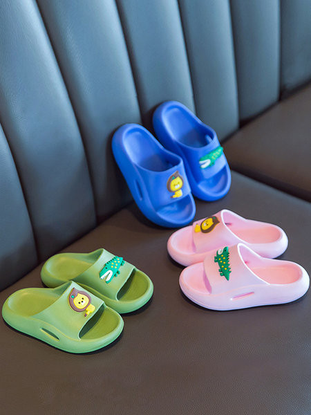 Детски неплъзгащи се чехли с 3D елемент за момчета