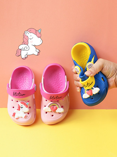 Детски гумени кроксове с надпис и цветна апликация