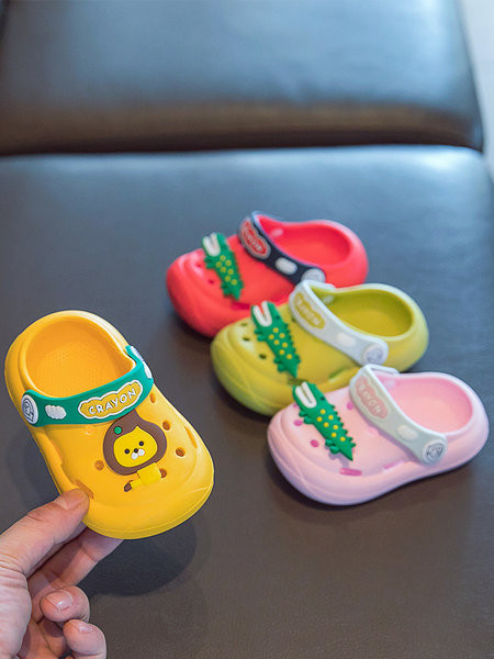 Нов модел детски кроксове с надпис и апликация