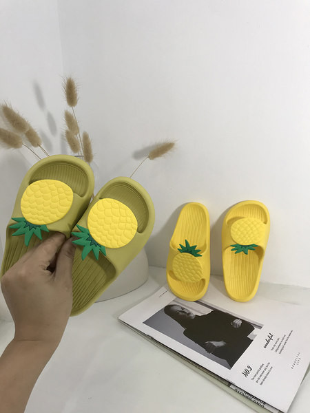 Детски силиконови чехли с 3D елемент и равна подметка