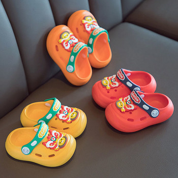 Παιδικές λαστιχένιες παντόφλες τύπου crocs με απλικέ