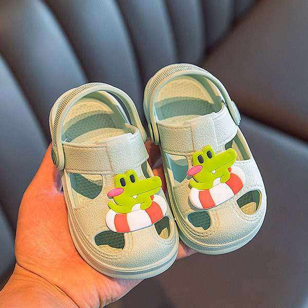 Детски гумени чехли със изрязани части