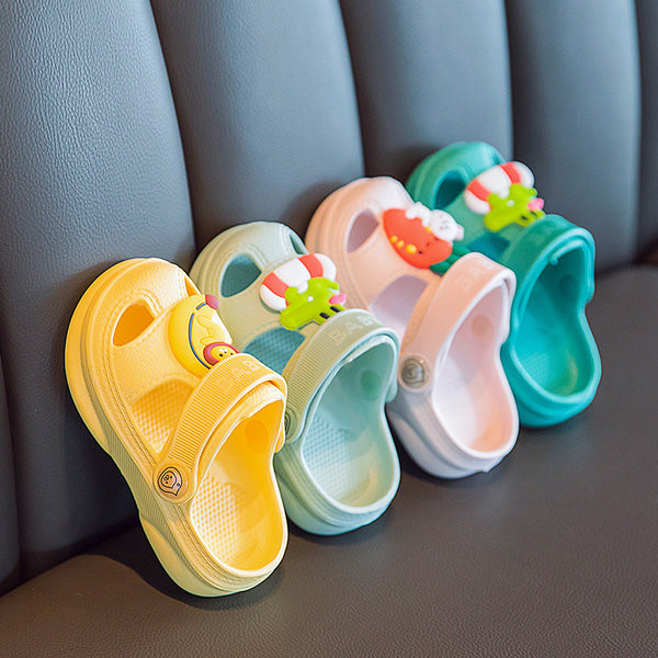 Детски гумени чехли със изрязани части