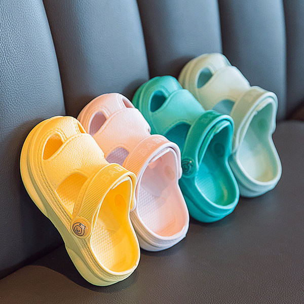 Детски гумени чехли с изрязани части