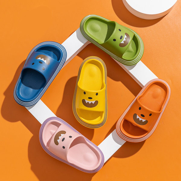 Dječje papuče s ravnim potplatom i aplikacijom za dječake