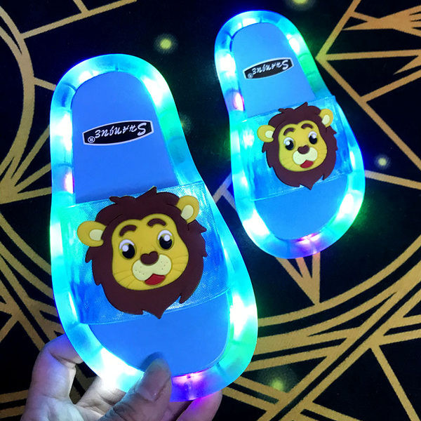 Светещи детски чехли с равна подметка и декорация лъв