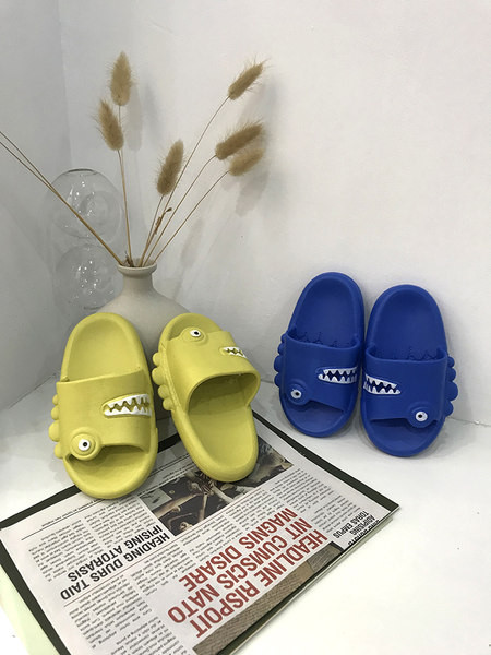 Гумени детски чехли с 3D елемент и равна подметка