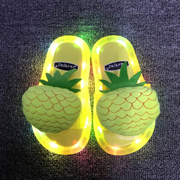Svjetleće dječje papuče s 3D aplikacijom ananasa