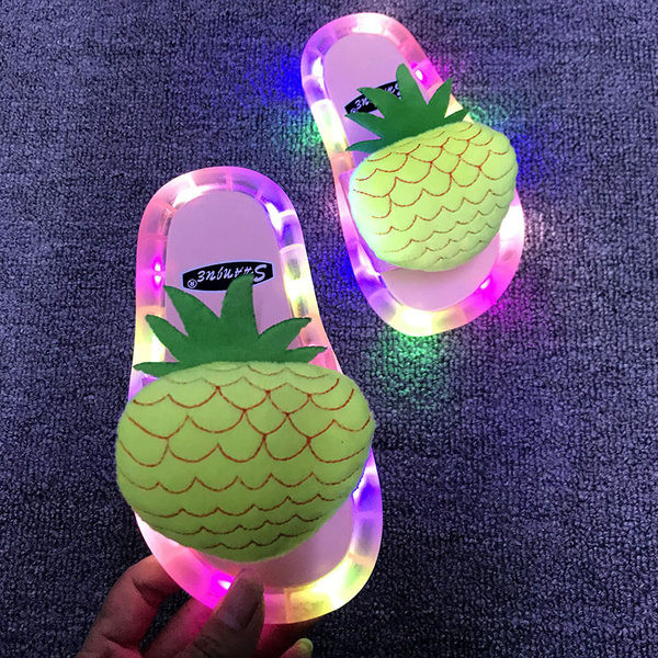 Svjetleće dječje papuče s 3D aplikacijom ananasa