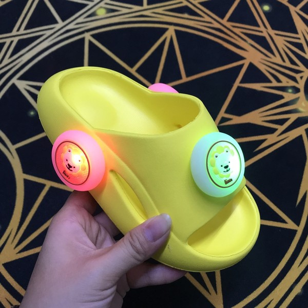 Детски гумени светещи чехли в три цвята