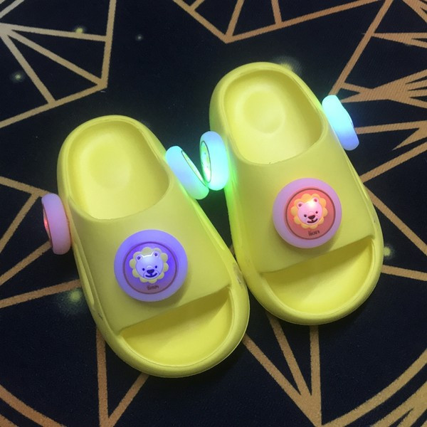 Детски гумени светещи чехли в три цвята