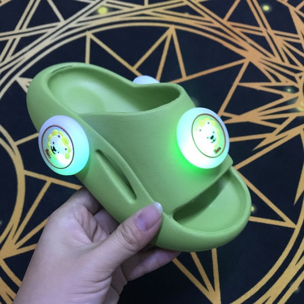 Детски гумени светещи чехли в три цвята