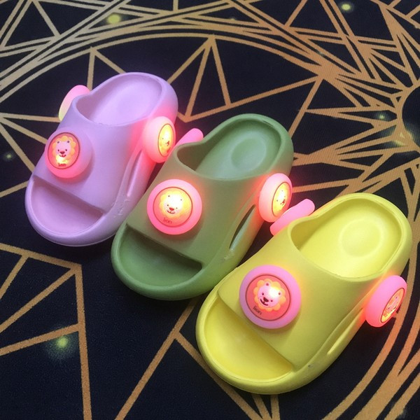 Детски гумени светещи чехли в три цвята