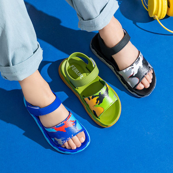 Novi model dječjih sandala s uzorkom i kopčanjem na čičak