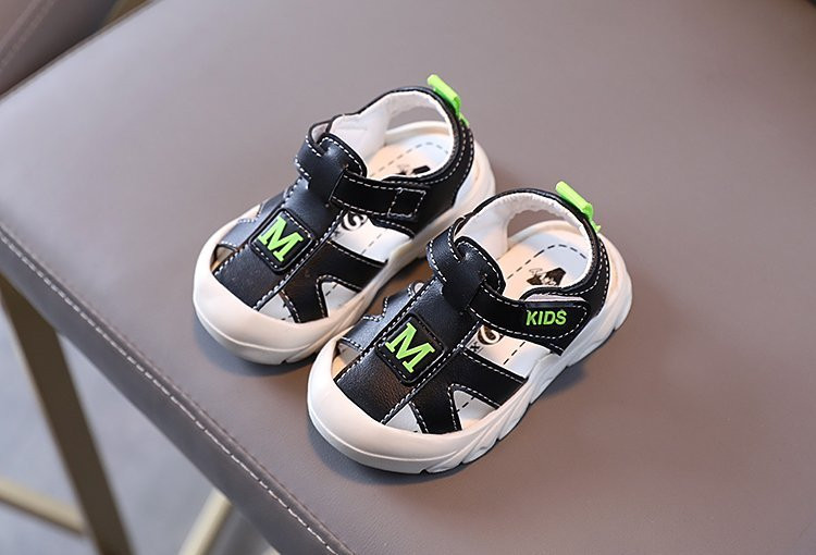 Детски светещи сандали от еко кожа с лепенки