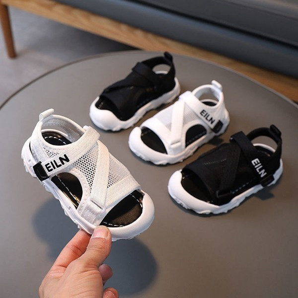 Детски сандали с надпис и мрежа в бял и черен цвят 