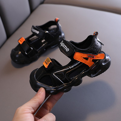 Παιδικά πέδιλα από faux δέρμα με επιγραφές και velcro