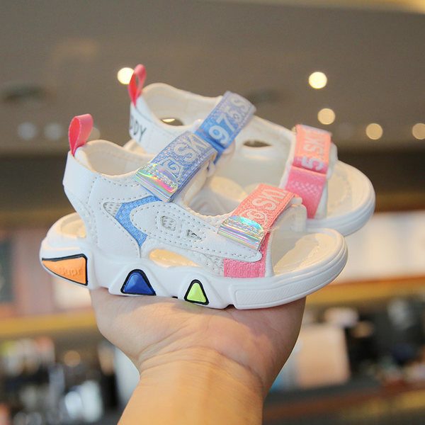 Laigude ja lameda tallaga laste sandaalid