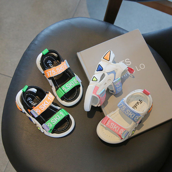 Laigude ja lameda tallaga laste sandaalid