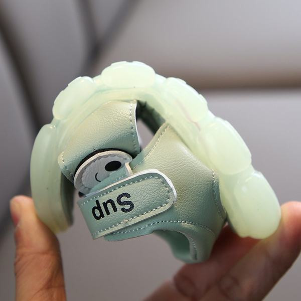 Laste helendavad plaastrite ja lameda tallaga sandaalid