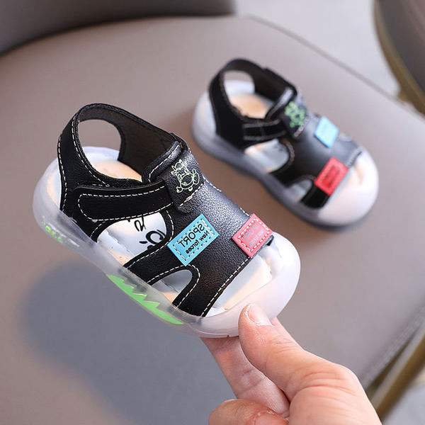 Moodsad pehme tallaga laste sandaalid poistele